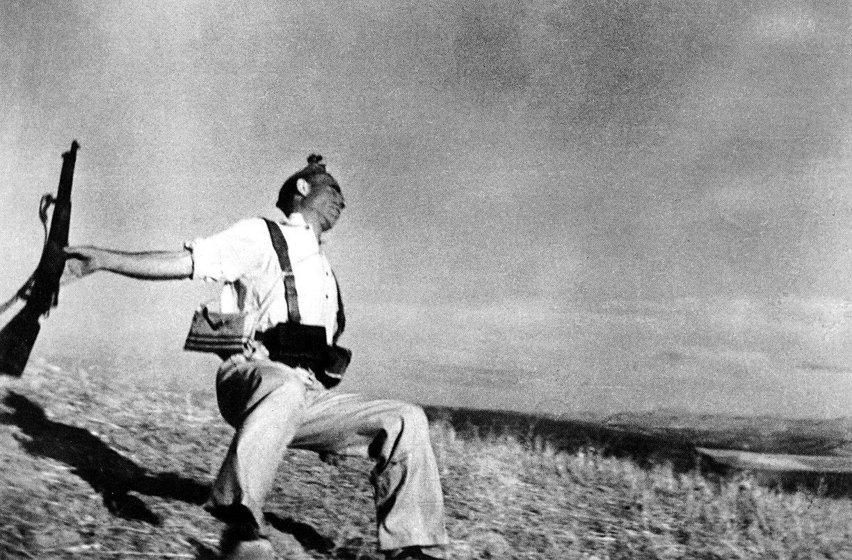 Robert-Capa-Miliziano.jpg