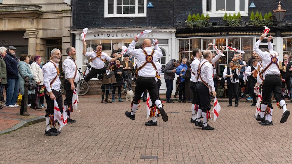 morris-dance-gran-bretagna.jpg