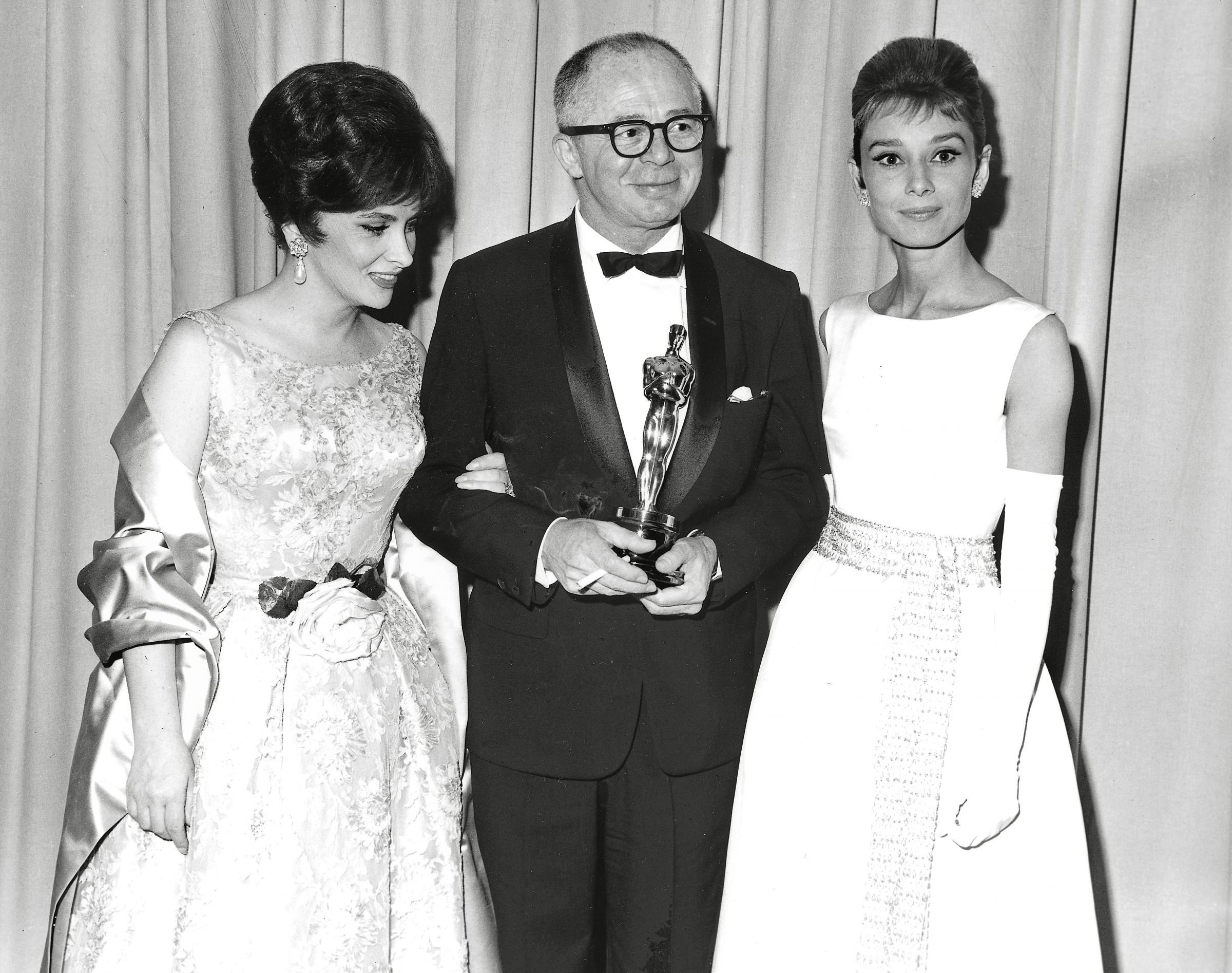 audrey-hepburn-oscar.jpg audrey-hepburn-oscar.jpg