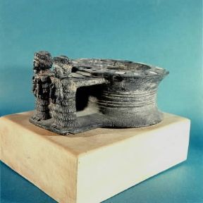 Arte elamita . Vaso in bitume del periodo paleo-elamita, da una tomba di Susa (Teheran, Museo Archeologico).De Agostini Picture Library Arte elamita . Vaso in bitume del periodo paleo-elamita, da una tomba di Susa (Teheran, Museo Archeologico).De Agostini Picture Library