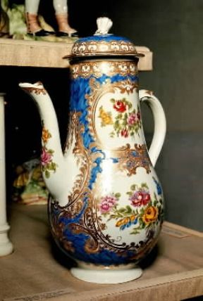 Bristol. Brocca con decorazione floreale del 1770 ca. (Londra, Victoria and Albert Museum).De Agostini Picture Library/C. Bevilacqua Bristol. Brocca con decorazione floreale del 1770 ca. (Londra, Victoria and Albert Museum).De Agostini Picture Library/C. Bevilacqua