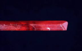 Crocoite. Elemento cristallino del minerale.De Agostini Picture Library / C. Bevilacqua Crocoite. Elemento cristallino del minerale.De Agostini Picture Library / C. Bevilacqua