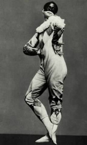 Michail Michailovic Fokin nel suo balletto Carnaval rappresentato a Parigi nel 1910.De Agostini Picture Library Michail Michailovic Fokin nel suo balletto Carnaval rappresentato a Parigi nel 1910.De Agostini Picture Library