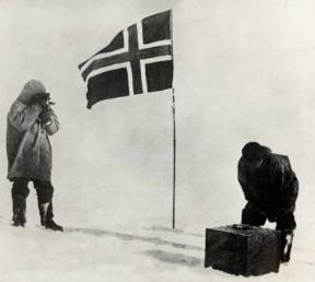 Roald Engelbert Amundsen fotografa la bandiera norvegese dopo aver raggiunto per primo il Polo Sud nel 1911.De Agostini Picture Library Roald Engelbert Amundsen fotografa la bandiera norvegese dopo aver raggiunto per primo il Polo Sud nel 1911.De Agostini Picture Library