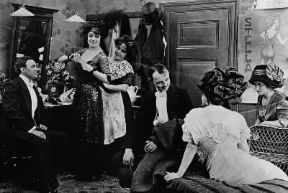 Asta Nielsen (in piedi, a sinistra) in una scena del film Il sogno nero di U. Gad (1911).De Agostini Picture Library Asta Nielsen (in piedi, a sinistra) in una scena del film Il sogno nero di U. Gad (1911).De Agostini Picture Library