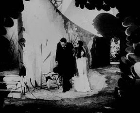 Cinema. Una scena del film Il gabinetto del dottor Caligari di R. Wiene (1919).De Agostini Picture Library Cinema. Una scena del film Il gabinetto del dottor Caligari di R. Wiene (1919).De Agostini Picture Library