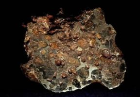 Meteorite. Una pallasite caduta nel Kansas; si notano bene i cristalli giallo-verdastri di olivina contenuti nella massa di ferro-nichel.De Agostini Picture Library Meteorite. Una pallasite caduta nel Kansas; si notano bene i cristalli giallo-verdastri di olivina contenuti nella massa di ferro-nichel.De Agostini Picture Library