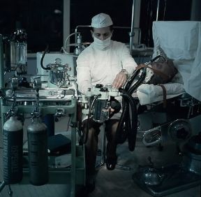 Anestesia. Operazione chirurgica eseguita con anestesia totale.De Agostini Picture Library/G. Caprotti