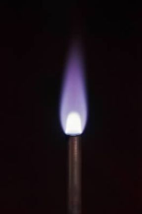 Fiamma. Comportamento della fiamma del becco di Bunsen con costanza di afflusso di gas e graduale immissione dell'aria:con un eccesso di aria si ha la completa ossidazione delle particelle carboniose.De Agostini Picture Library Fiamma. Comportamento della fiamma del becco di Bunsen con costanza di afflusso di gas e graduale immissione dell'aria:con un eccesso di aria si ha la completa ossidazione delle particelle carboniose.De Agostini Picture Library
