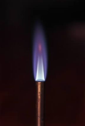 Fiamma. Comportamento della fiamma del becco di Bunsen con costanza di afflusso di gas e graduale immissione dell'aria:con aerazione regolata nella fiamma si formano tre zone distinte a diversa ossidazione.De Agostini Picture Library Fiamma. Comportamento della fiamma del becco di Bunsen con costanza di afflusso di gas e graduale immissione dell'aria:con aerazione regolata nella fiamma si formano tre zone distinte a diversa ossidazione.De Agostini Picture Library