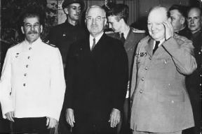 Potsdam. I protagonisti della Conferenza tenutasi nel 1945 nella città tedesca: Stalin, Truman e Churchill.De Agostini Picture Library Potsdam. I protagonisti della Conferenza tenutasi nel 1945 nella città tedesca: Stalin, Truman e Churchill.De Agostini Picture Library