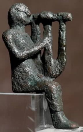 Cetra. Suonatore di cetra, bronzo fenicio-punico proveniente dall'acropoli di Monte Sirai (Cagliari, Museo Archeologico).De Agostini Picture Library/C. Bevilacqua Cetra. Suonatore di cetra, bronzo fenicio-punico proveniente dall'acropoli di Monte Sirai (Cagliari, Museo Archeologico).De Agostini Picture Library/C. Bevilacqua