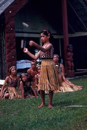 Nuova Zelanda . Una giovane danzatrice maori.De Agostini Picture Library/S. Prato Nuova Zelanda . Una giovane danzatrice maori.De Agostini Picture Library/S. Prato
