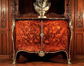 Pierre II Migeon. Cassettone ad ante in stile Luigi XV realizzato dall'ebanista francese (Parigi, MusÃ©e des Arts DÃ©coratifs).De Agostini Picture Library/G. Dagli Orti