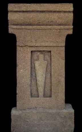 Punico. Stele con idolo a bottiglia proveniente dal santuario di Mozia (Mozia, Museo Whitaker).De Agostini Picture Library/C. Bevilacqua Punico. Stele con idolo a bottiglia proveniente dal santuario di Mozia (Mozia, Museo Whitaker).De Agostini Picture Library/C. Bevilacqua