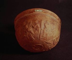 Antigone raffigurata con Giocasta ed Eteocle in una coppa a rilievo del sec. VI a. C. (Londra, British Museum).Londra, M. British Antigone raffigurata con Giocasta ed Eteocle in una coppa a rilievo del sec. VI a. C. (Londra, British Museum).Londra, M. British