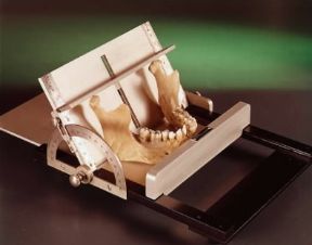 Antropometria. Il mandibolometro di Broca.De Agostini Picture Library/A. Rizzi