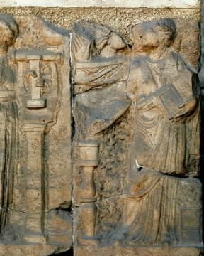 Calliope. La musa greca raffigurata nel particolare di un sarcofago romano (Roma, Museo Nazionale Romano).Roma, Museo Nazionale Romano Calliope. La musa greca raffigurata nel particolare di un sarcofago romano (Roma, Museo Nazionale Romano).Roma, Museo Nazionale Romano