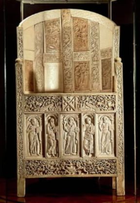 Cattedra di Massimiano. Il seggio in avorio eseguito probabilmente da manodopera alessandrina nel sec. VI (Ravenna, Museo Arcivescovile).De Agostini Picture Library/G. Dagli Orti Cattedra di Massimiano. Il seggio in avorio eseguito probabilmente da manodopera alessandrina nel sec. VI (Ravenna, Museo Arcivescovile).De Agostini Picture Library/G. Dagli Orti