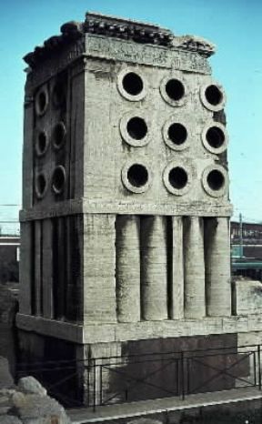Monumento di Eurisace. Il singolare sepolcro riferibile alla prima metà del sec. I a. C.De Agostini Picture Library/C. Bevilacqua Monumento di Eurisace. Il singolare sepolcro riferibile alla prima metà del sec. I a. C.De Agostini Picture Library/C. Bevilacqua