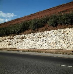 Consolidamento terreno lungo l'autostrada del Sole.De Agostini Picture Library Consolidamento terreno lungo l'autostrada del Sole.De Agostini Picture Library