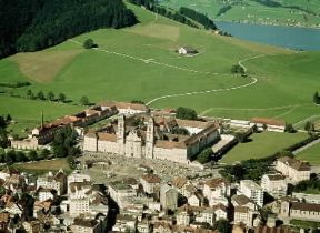 Einsiedeln . Veduta della città con l'abbazia benedettina.De Agostini Picture Library/Pubbliaerfoto Einsiedeln . Veduta della città con l'abbazia benedettina.De Agostini Picture Library/Pubbliaerfoto