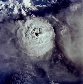 Ciclone. Occhio di un ciclone tropicale in una foto scattata da una navicella spaziale.Nasa Ciclone. Occhio di un ciclone tropicale in una foto scattata da una navicella spaziale.Nasa