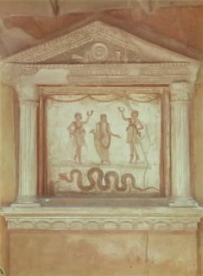 Larario. Raffigurazione del genio del pater familias sacrificante tra due Lari e del serpente protettore del focolare domestico, in un dipinto della Casa dei Vettii a Pompei.De Agostini Picture Library Larario. Raffigurazione del genio del pater familias sacrificante tra due Lari e del serpente protettore del focolare domestico, in un dipinto della Casa dei Vettii a Pompei.De Agostini Picture Library