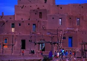 Pueblo. Il villaggio, ormai in decadenza, di Taos, nel New Mexico, presso la moderna cittadina omonima.De Agostini Picture Library Pueblo. Il villaggio, ormai in decadenza, di Taos, nel New Mexico, presso la moderna cittadina omonima.De Agostini Picture Library