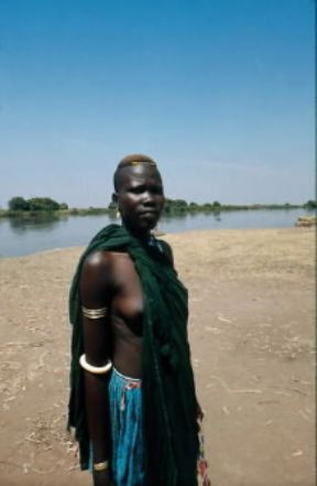 Africa. Una donna della popolazione dinka, appartenente al tipo nilotide.De Agostini Picture Library/E. Turri Africa. Una donna della popolazione dinka, appartenente al tipo nilotide.De Agostini Picture Library/E. Turri