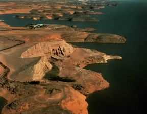 Abu Simbel. Veduta aerea delle localitÃ  archeologica affacciata sul lago Nasser.De Agostini Picture Library/2P