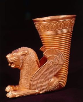 Achemenidi . Rhýton in oro con leone alato proveniente da Ziwiyeh (Teheran, Museo Archeologico).De Agostini Picture Library/G. Dagli Orti Achemenidi . Rhýton in oro con leone alato proveniente da Ziwiyeh (Teheran, Museo Archeologico).De Agostini Picture Library/G. Dagli Orti