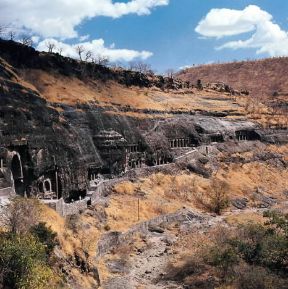Ajanta. Veduta parziale del complesso rupestre.De Agostini Picture Library/N. Cirani Ajanta. Veduta parziale del complesso rupestre.De Agostini Picture Library/N. Cirani