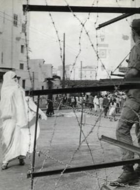 Algeria. Soldati francesi impegnati in territorio algerino in controlli antisommossa.De Agostini Picture Library Algeria. Soldati francesi impegnati in territorio algerino in controlli antisommossa.De Agostini Picture Library