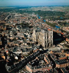Amiens. Veduta aerea della città .De Agostini Picture Library/Beaujard/Titus Amiens. Veduta aerea della città .De Agostini Picture Library/Beaujard/Titus
