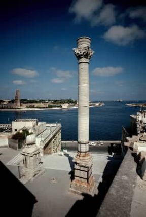 Brindisi. Una delle colonne, in particolare l'unica rimasta integra, che segnavano il termine dell'antica via Appia.De Agostini Picture Library/M. Pedone Brindisi. Una delle colonne, in particolare l'unica rimasta integra, che segnavano il termine dell'antica via Appia.De Agostini Picture Library/M. Pedone