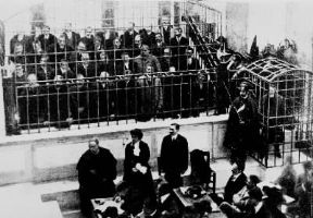 Camorra. Una fase del processo (1911-12) per l'assassinio dei coniugi Cuocolo, commesso da esponenti della camorra.De Agostini Picture Library Camorra. Una fase del processo (1911-12) per l'assassinio dei coniugi Cuocolo, commesso da esponenti della camorra.De Agostini Picture Library