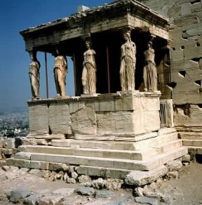 Cariatide nella loggia dell'Eretteo sull'Acropoli di Atene.De Agostini Picture Library Cariatide nella loggia dell'Eretteo sull'Acropoli di Atene.De Agostini Picture Library