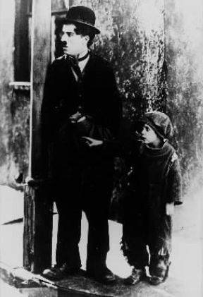 Charles Spencer Chaplin nel film Il monello (1921).De Agostini Picture Library Charles Spencer Chaplin nel film Il monello (1921).De Agostini Picture Library