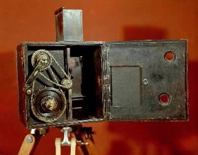Cinema. Apparecchio cinematografico per la ripresa e la proiezione realizzato dai fratelli Lumière.De Agostini Picture Library/G. Dagli Orti Cinema. Apparecchio cinematografico per la ripresa e la proiezione realizzato dai fratelli Lumière.De Agostini Picture Library/G. Dagli Orti