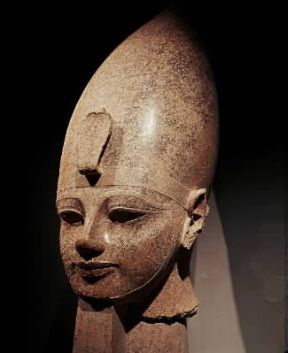 Corona. Amenofi III con la corona regale tipica dell'Alto Egitto (Luxor, Museo).De Agostini Picture Library / G. Dagli Orti Corona. Amenofi III con la corona regale tipica dell'Alto Egitto (Luxor, Museo).De Agostini Picture Library / G. Dagli Orti