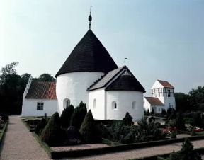 Danimarca . Tipica chiesa-fortezza a pianta circolare nell'isola di Bornholm.De Agostini Picture Library/2 P Danimarca . Tipica chiesa-fortezza a pianta circolare nell'isola di Bornholm.De Agostini Picture Library/2 P