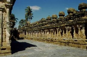 Dravidico . Veduta del cortile interno del tempio di Kailasanatha a Kanchipuram.De Agostini Picture Library/M. Fantin Dravidico . Veduta del cortile interno del tempio di Kailasanatha a Kanchipuram.De Agostini Picture Library/M. Fantin