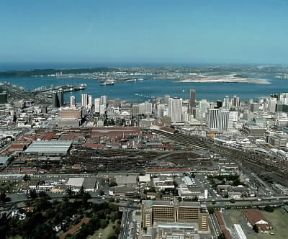 Durban . Veduta della città con la ferrovia e il porto sulla Natal Bay.De Agostini Picture Library/N. Cirani Durban . Veduta della città con la ferrovia e il porto sulla Natal Bay.De Agostini Picture Library/N. Cirani