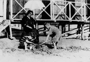 Grazia Deledda con i figli.De Agostini Picture Library