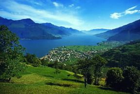 Lago di Como. Veduta di Gravedona e, sullo sfondo, il lago.De Agostini Picture Library / A. Vergani