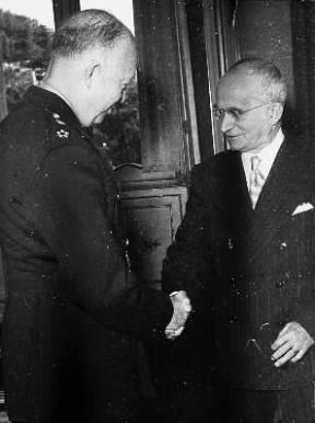 Luigi Einaudi riceve a Roma, nel maggio 1952, il generale Eisenhower.De Agostini Picture Library Luigi Einaudi riceve a Roma, nel maggio 1952, il generale Eisenhower.De Agostini Picture Library
