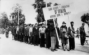 Resistenza. Un gruppo di partigiani catturati dai tedeschi a Pallanza; costretti a scavarsi la fossa sono stati poi fucilati.De Agostini Picture Library