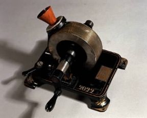 Fonografo a cilindro realizzato da T. A. Edison nel 1877.De Agostini Picture Library Fonografo a cilindro realizzato da T. A. Edison nel 1877.De Agostini Picture Library