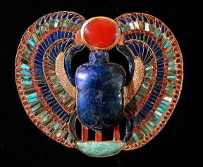 Glittica. Pettorale egizio a forma di scarabeo (Il Cairo, Museo Egizio).De Agostini Picture Library / G. Dagli Orti Glittica. Pettorale egizio a forma di scarabeo (Il Cairo, Museo Egizio).De Agostini Picture Library / G. Dagli Orti
